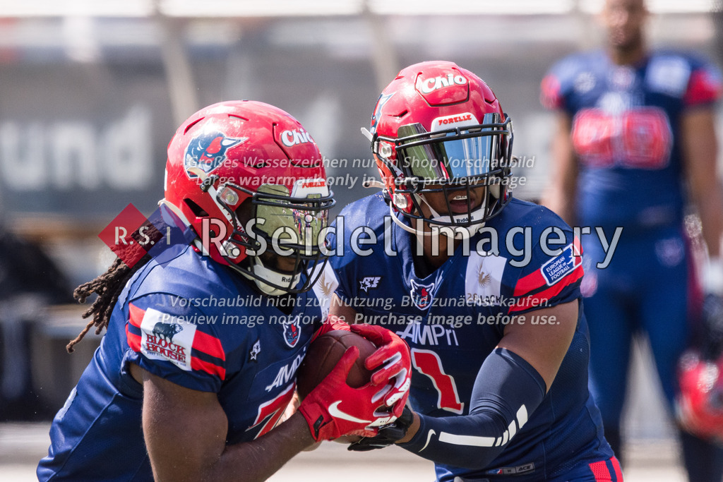 American Football, Saison 2022, European League of Football (ELF), Hamburg Sea Devils - Rhein Fire, Stadion Hoheluft (Hamburg), 03.07.2022, 5. Gameweek | Ballübergabe von Salieu Ceesay (#1, Sea Devils, Quarterback) an Glen Toonga (#7, Sea Devils, RB)