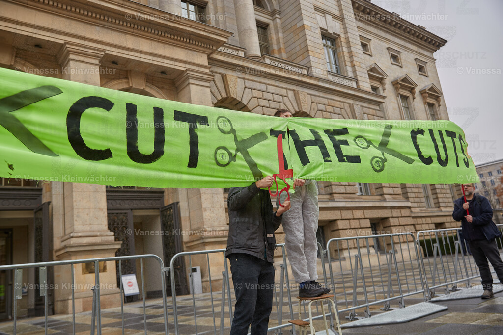 251114_SaveOurStudios_AGH_18 | Mit einer Lärmdemo und dem Durchschneiden eines Banners mit der Aufschrift "Cut the cuts" protestieren Künstler*innen am 14.11.2025 vor dem Berliner Abgeordnetenhaus gegen finanzielle Kürzungen in ihrem Bereich. - Realisiert mit Pictrs.com