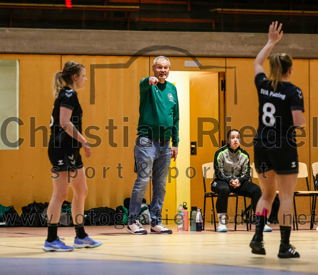 2024-02-10_045_SpVgg_Altenerding_gegen_SVA_Palzing | Erding, Deutschland, 10.02.2024:
Handball, Bezirksoberliga Frauen Altbayern 2023 / 2024, 14. Spieltag, SpVgg Altenerding gegen SVA Palzing, Endergebnis: 27:28

Trainer Peter Mesiarik (SVA Palzing)

Foto: Christian Riedel / fotografie-riedel.net
