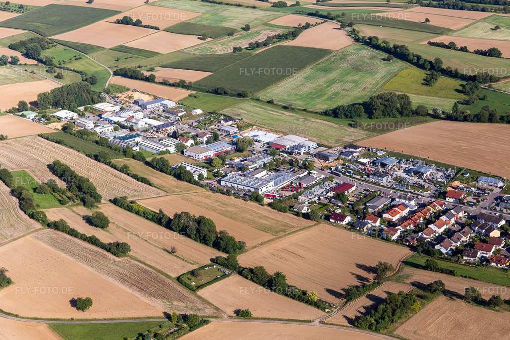 Luftbild: Gewerbegebiet und Firmenansiedlung Nord im Ortsteil Jöhlingen in Walzbachtal im Bundesland Baden-Württemberg in Deutschland. Foto: IMG_093411.jpg vom 22.08.2016 durch Werner Riehm/FLY-FOTO.de