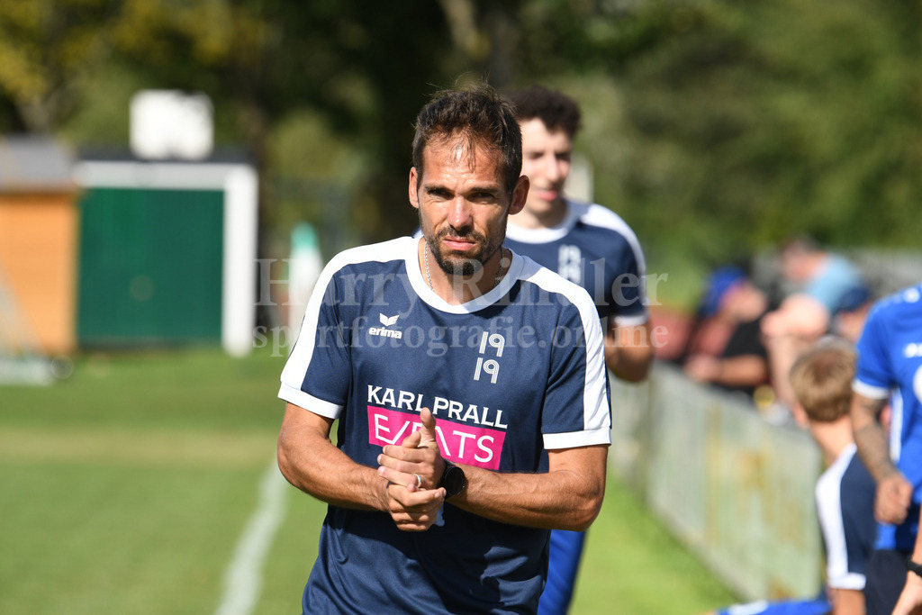 SpVgg Niederalteich : 1. FC Viechtach | Michael Kufner jun. ( Trainer FC Viechtach) - Realisiert mit Pictrs.com
