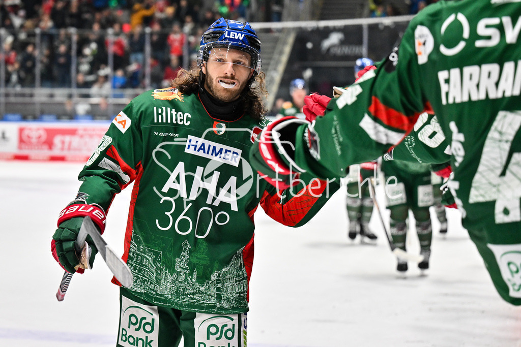 Augsburger Panther - Grizzlys Wolfsburg | AUGSBURG, GERMANY - 15. MARCH: Jubel der Panther nach dem Treffer zum 2-4 durch Anthony LOUIS (Augsburger Panther 18) / Tor / Torschuetze / Freude / Happy während dem Match zwischen den Augsburger Panthern und den Grizzlys Wolfsburg am 52. Spieltag der Penny DEL im Curt Frenzel Stadion