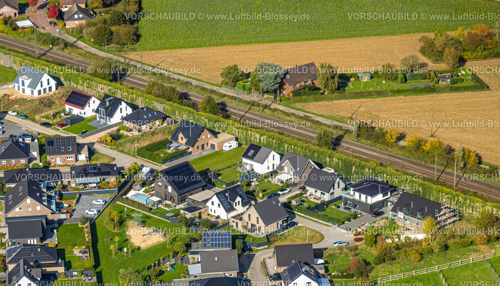 Rees251005053-2 | Luftbild, Bahngleise Betuwe-Linie und Wohngebiet Zur Leopoldshütte, Spielplatz Rükenbuschfeld, Millingen, Rees, Niederrhein, Nordrhein-Westfalen, Deutschland