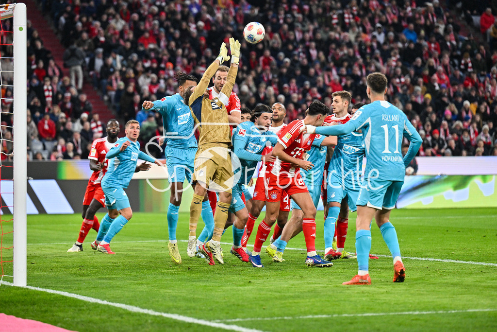 FC Bayern München - TSG 1899 Hoffenheim | MUNICH, GERMANY - 08. FEBRUARY: im Bild Oliver Baumann (TSG Hoffenheim 1) bei einem Eckball der Bayern im Strafraum - Harry KANE (FC Bayern Munich 9) während dem Bundesligamatch zwischen dem FC Bayern München und der TSG 1899 Hoffenheim am 21. Spieltag in der Allianz Arena / DFL REGULATIONS PROHIBIT ANY USE OF PHOTOGRAPHS AS IMAGE SEQUENCES AND/OR QUASI-VIDEO