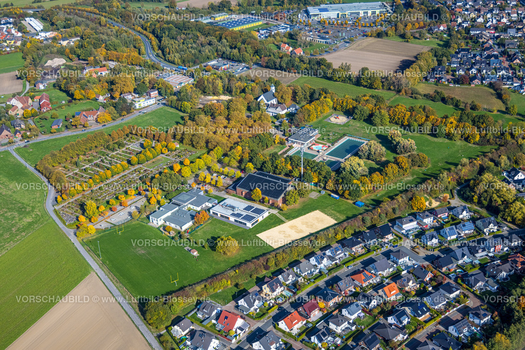 Hamm221003182 | Luftbild, Franz-Voß-Halle, Hammer SportClub 2008, Sport-Kita Grashüpfer, Freibad Süd, Friedhof Berge, kath. Kirche St. Elisabeth Berge, Herbstfarben, Rhynern, Hamm, Ruhrgebiet, Nordrhein-Westfalen, Deutschland