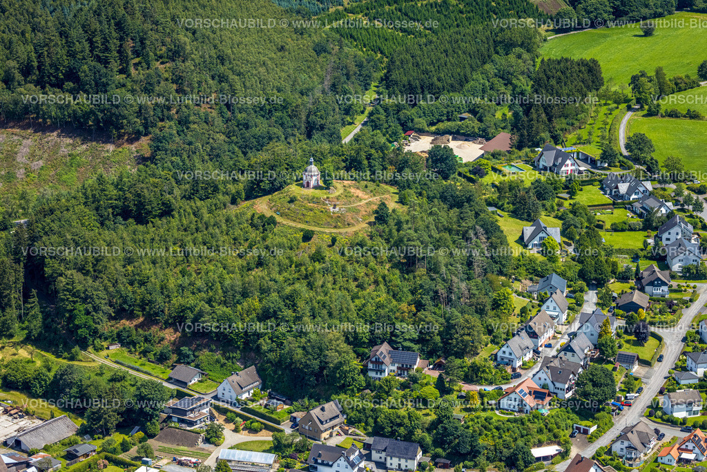 Sundern240709098 | Luftbild, Wohngebiet und Rehberg Kapelle Sehenswürdigkeit im Wald auf einer Anhöhe, Stockum, Sundern, Sauerland, Nordrhein-Westfalen, Deutschland