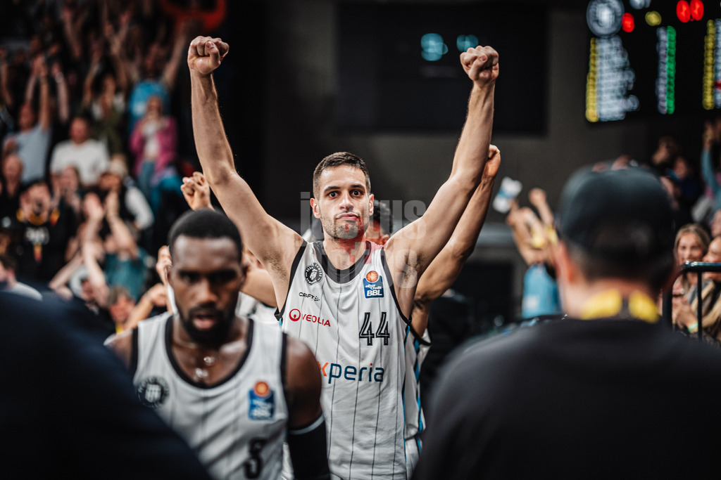 Basketball | Männer | Saison 2024/2025 | easyCredit Basketball Bundesliga | 4. Spieltag | Veolia Towers Hamburg vs. EWE Baskets Oldenburg | 06.10.2024 | Benedikt Turudic (#44, Veolia Towers Hamburg) jubelt