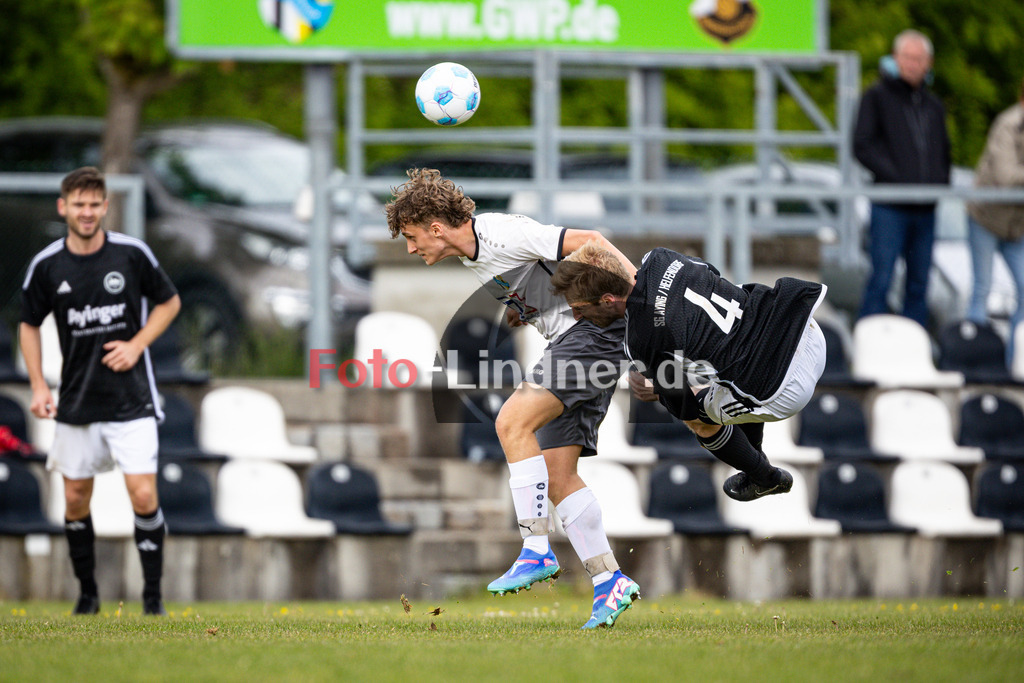 SG Hungerbach gegen SG Aying/Helfendorf | Fußball Herren Klasseliga Gruppe 1 Zugspitze 2025/26, SG Hungerbach gegen SG Aying/Helfendorf, 20250517,Harter Zweikampf,2025-05-17 in Oberhausen (Sportplatz Oberhausen), Maximilian DEMMEL (SG Aying/Helfendorf 4), Julian BIERLING (SG Hungerbach 5)Copyright: WolfgangxLindner www.foto-lindner.de