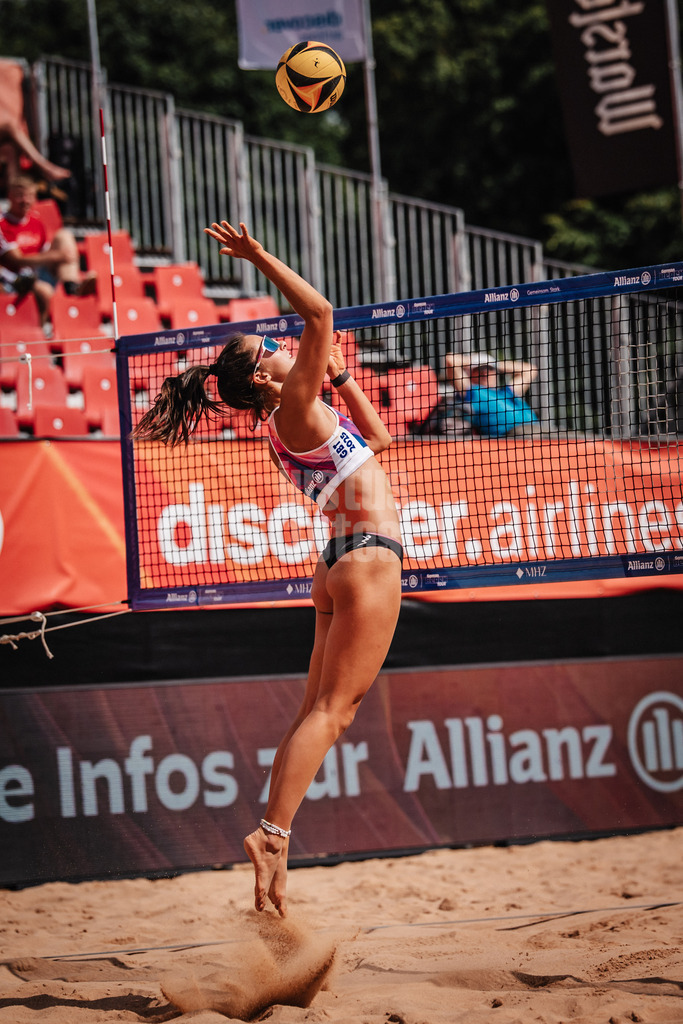 Beachvolleyball | Frauen | Allianz German Beach Tour 2025 | Tourstop München | 10.07.2025 | Sophia Neuss beim Angriff