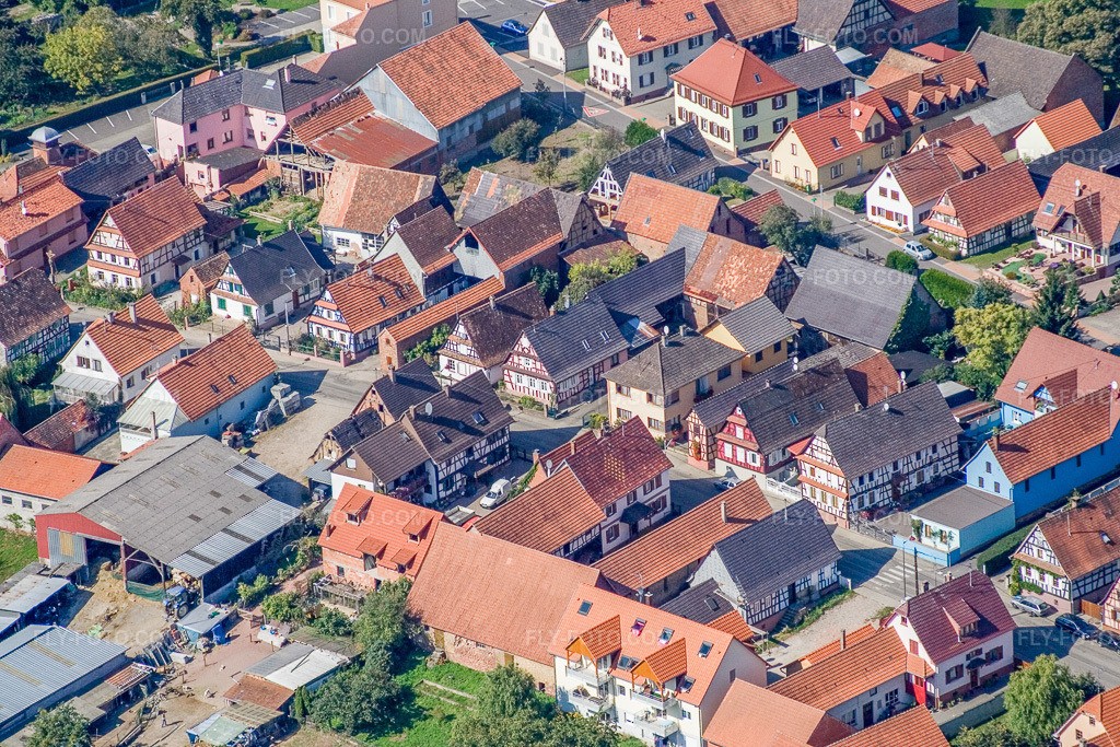 Aerial view: Rue Principale in Niederlauterbach in the state Bas-Rhin, France. – Photo: IMG_13559.jpg taken on 09/28/2008 by Werner Riehm/FLY-FOTO.com – Resolution of the original: 3456 x 2304 px