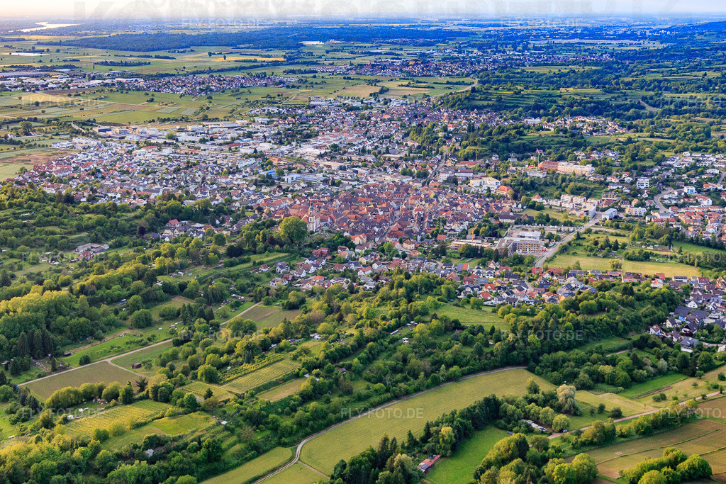 Stadtansicht aus Südosten | Luftbild: Stadtansicht aus Südosten in Ettenheim im Bundesland Baden-Württemberg in Deutschland. Foto: IMG_147479.jpg vom 29.05.2025 durch Werner Riehm/FLY-FOTO.de - Realisiert mit Pictrs.com
