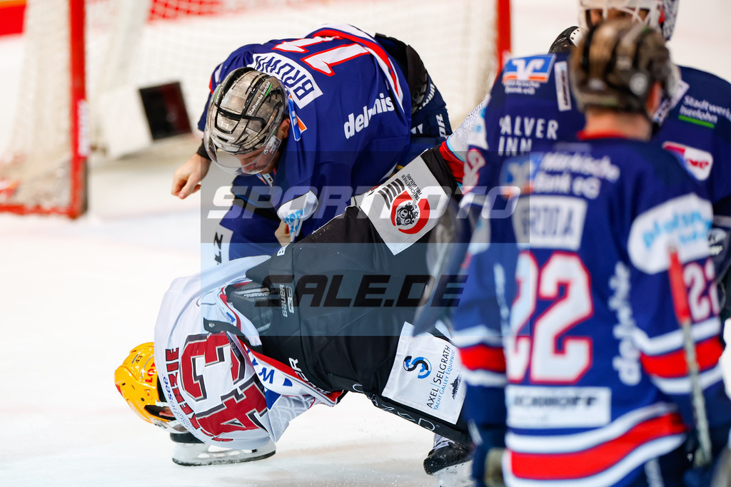 Iserlohn Roosters - Fischtown Pinguins Bremerhaven | Christopher Brown #11 (Iserlohn Roosters) und Skyler McKenzie #43 (Pinguins Bremerhaven)
DEL: Iserlohn Roosters - Fischtown Pinguins Bremerhaven - Realisiert mit Pictrs.com