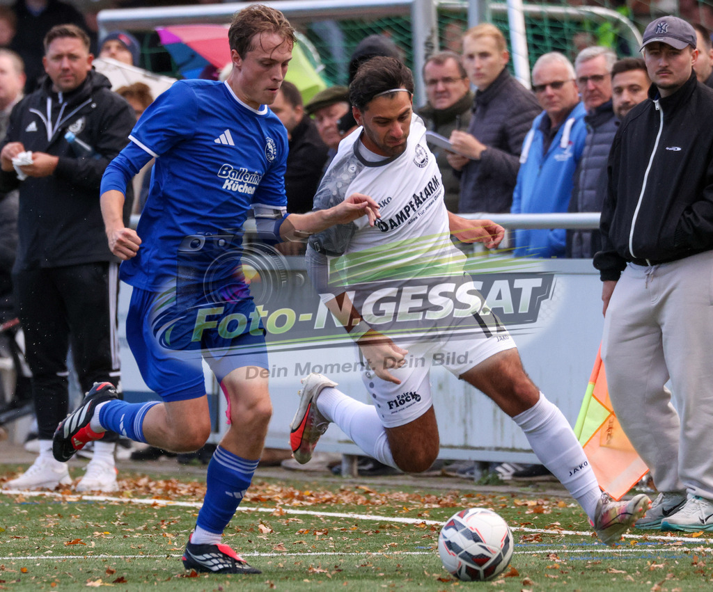 TuS Bruchmühlen - Bünder SV | Auf dem Bild zu sehen: blau TuS Bruchmühlen: Jan Weiffenbach ; weiß Bünder SV: Batuhan Kaymak TuS Bruchmühlen, Bünder SV, Saison 26/27, Kreisliga A, Bruchmühlen, Deutschland - Realisiert mit Pictrs.com