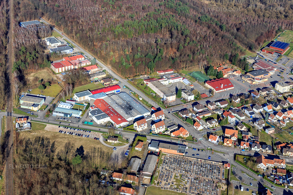 Aerial view: Cemetery and NORMA from the west with Collège Charles de Gaulle in Seltz in the state Bas-Rhin, France. – Photo: IMG_104837.jpg taken on 03/14/2018 by Werner Riehm/FLY-FOTO.com – Resolution of the original: 5250 x 3500 px – Collège Charles de Gaulle