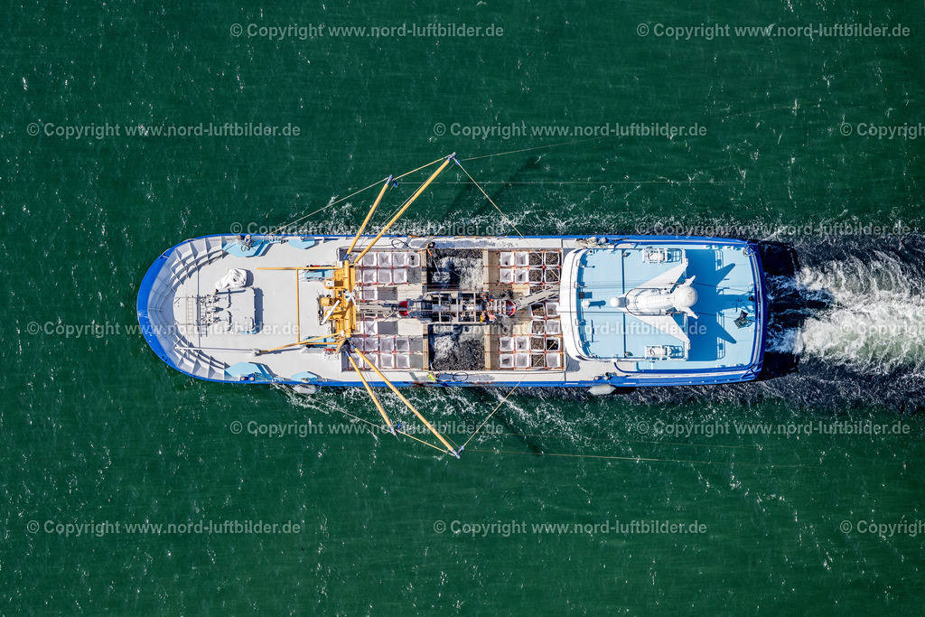 Sylt_Hörnum_Wyk_2_Muschelfischer_ELS_5547130825 | HöRNUM (SYLT) 13.08.2025 Fischfang - Schiff in Fahrt auf " Trawler Wyk 2 " in Hörnum (Sylt) auf der Insel Sylt im Bundesland Schleswig-Holstein, Deutschland. // Fishing - ship under way " Trawler Wyk 2 " in Hoernum (Sylt) at the island Sylt in the state Schleswig-Holstein, Germany. Foto: Martin Elsen