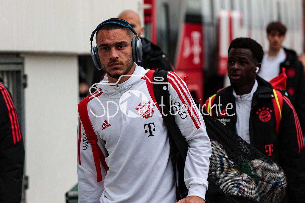 SV Vikoria Aschaffenburg - FC Bayern Amateure | Die Spieler der Amateure sind in Aschaffenburg eingetroffen und begutachten den Platz nochmal vor der Partie / Arijon IBRAHIMOVIC (FCB #13)