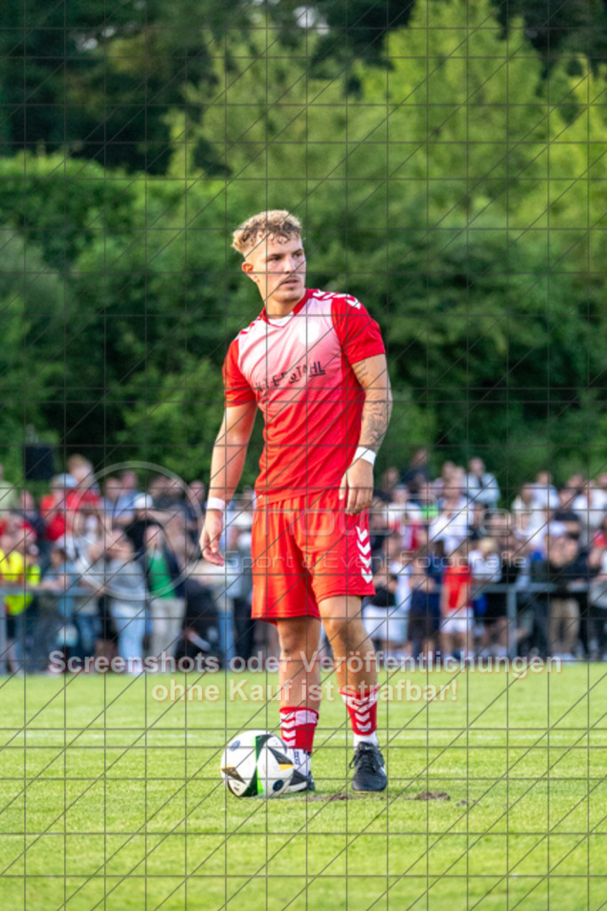 20250616_211059_1097 | #,  TV Eybach (weiß) vs. 1.FC Donzdorf II (rot), Fussball, Entscheidungsspiel 3 in Kreisliga A3 - Bezirk Neckar/Fils, Saison 2024/2025, Rasensportplatz, Staufenecker Str. 41, 73084 Salach, 16.06.2025 - 18:30 Uhr,Foto: PhotoPeet-Sportfotografie/Peter Harich