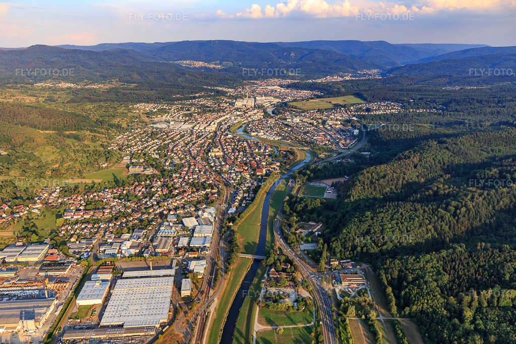 Luftbild: Stadt an der Murg von Nordosten im Ortsteil Bad Rotenfels in Gaggenau im Bundesland Baden-Württemberg in Deutschland. Foto: IMG_109191.jpg vom 25.07.2018 durch Werner Riehm/FLY-FOTO.de