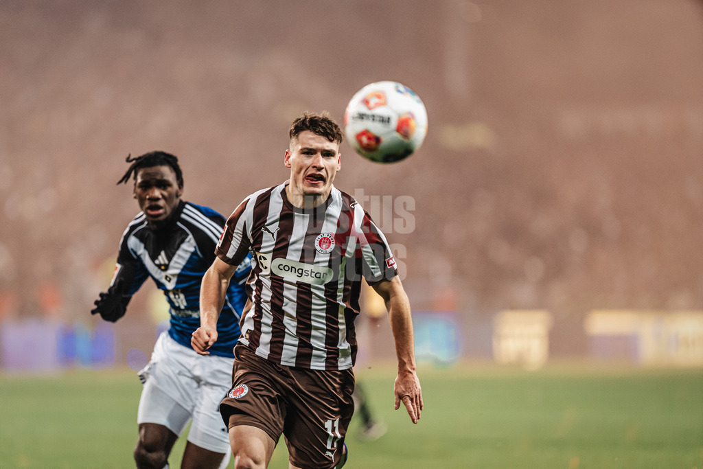 Fußball | Männer | Saison 2025/2026  | Fußball-Bundesliga | 19. Spieltag | FC St. Pauli vs. Hamburger SV | 23.01.2026 | v.l. Fabio Balde (#45, HSV) und Arkadiusz Pyrka (#11, FC St. Pauli)