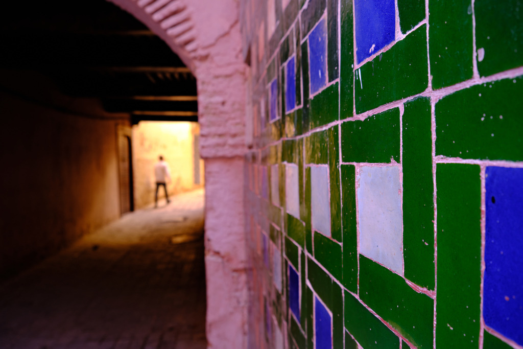 Durchgang mit einer Zellig Fliesen Wand | Meknès, Marokko - November 10, 2024: Durchgang mit einer Zellig Fliesen Wand. - Realisiert mit Pictrs.com