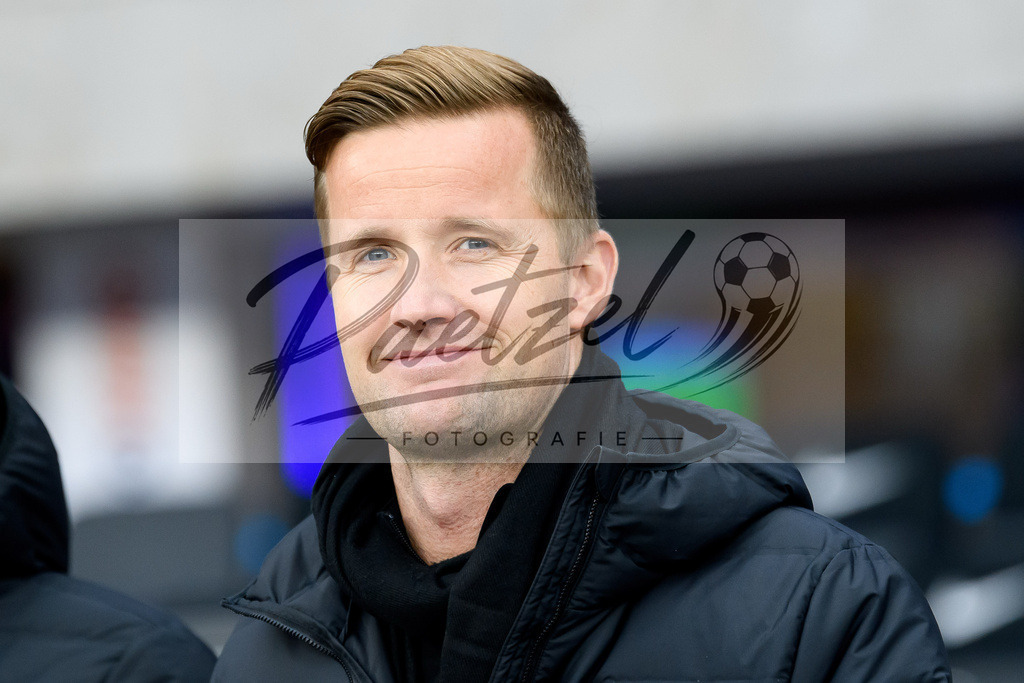 BSCFCB20220123_146 | Fussball, Herren: Vierter Offizieller Arne Aarnik schaut bei dem Spiel der 1. Bundesliga zwischen Hertha BSC und FC Bayern Muenchen im Olypiastadion am 23.01.2022 in Berlin, Deutschland.DFB / DFL REGULATIONS PROHIBIT ANY USE OF PHOTOGRAPHS AS IMAGE SEQUENCES AND/OR QUASI-VIDEO. - Realisiert mit Pictrs.com