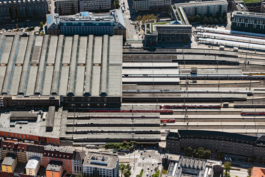 dr__0010031.jpg | MüNCHEN 18.09.2018 Gleisverlauf und Gebäude des Hauptbahnhofes München in München im Bundesland Bayern, Deutschland. // Track progress and building of the main station of the railway Muenchen in Munich in the state Bavaria, Germany. Foto: Daniel Reiter