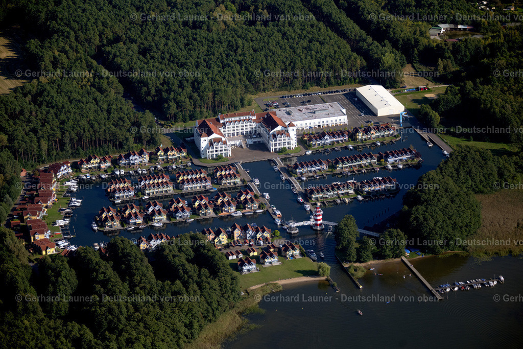 4062394 | RHEINSBERG 08.09.2021 Gebäudekomplex der Hotelanlage Maritim Hafenhotel Rheinsberg in Rheinsberg am Ufer des Rheinsberges Sees im Bundesland Brandenburg, Deutschland. // Building complex of the hotel complex Maritim Hafenhotel Rheinsberg in Rheinsberg on the bank of the Rheinsberg lake in the state of Brandenburg, Germany. Foto: Gerhard Launer