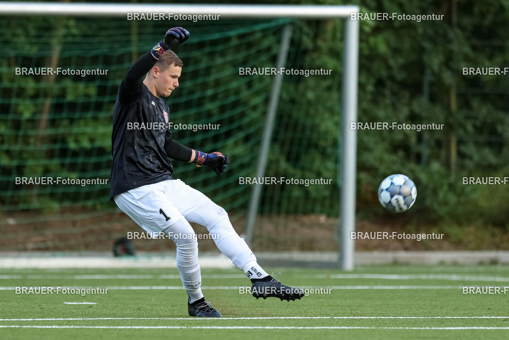 1_KFCWAT_20250723_1162.JPG -  - KFC Uerdingen - SG Wattenscheid 09 - Testspiel | Krefeld, Deutschland, 23.07.25: Torwart Jonas Holzum (KFC Uerdingen) in Aktion, am Ball, Einzelaktion waehrend des Testspiel Spiels zwischen KFC Uerdingen - SG Wattenscheid 09 in der Covestro Sportpark am 23. July 2025 in Krefeld, Deutschland. (Foto von Stefan Brauer/Brauer-Fotoagentur)