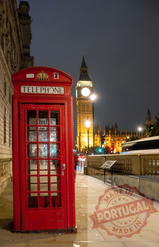 Red telephone booth with Elizabeth Tower at night | London's iconic red telephone booth standing outside the Houses of Parliament and Big Ben - Realized with Pictrs.com