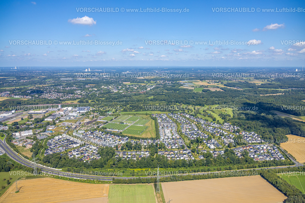 Dortmund240800210 | Luftbild, BVB 09 Borussia Dortmund Trainingszentrum an der Adi-Preißler-Allee, Fußballfelder, Wohnanlage Brackeler Feld Hohenbuschei, hinten der Golfplatz des Royal Saint Barbara's Dortmund Golf Club e.V., Brackel, Dortmund, Ruhrgebiet, Nordrhein-Westfalen, Deutschland