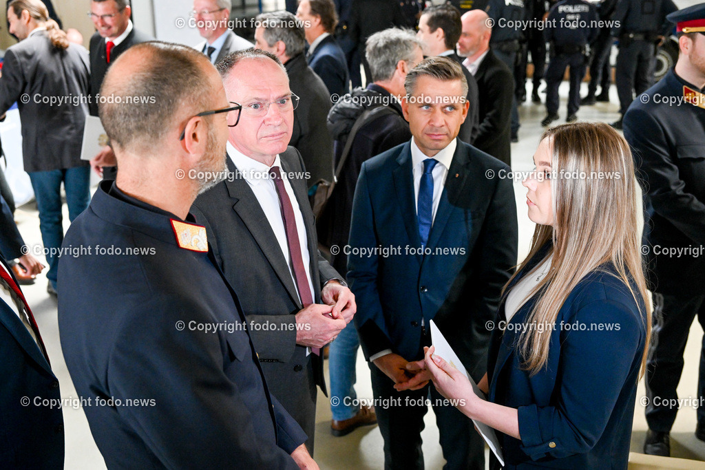 Polizei_ Ehrung verdienter Beamten_ 21.03.2023-26 | 21.03.2023, Petzoldstrasse, AUT, Polizei Stuetzpunkt SIG, Ehrung verdienter Beamte, im Bild LR Wolfgang Hattmannsdorfer (VP), geehrte Polizeibeamtin, Andreas Pilsl (Landespolizeidirektor Ooe), BM Gerhard Karner (VP, Inneres)