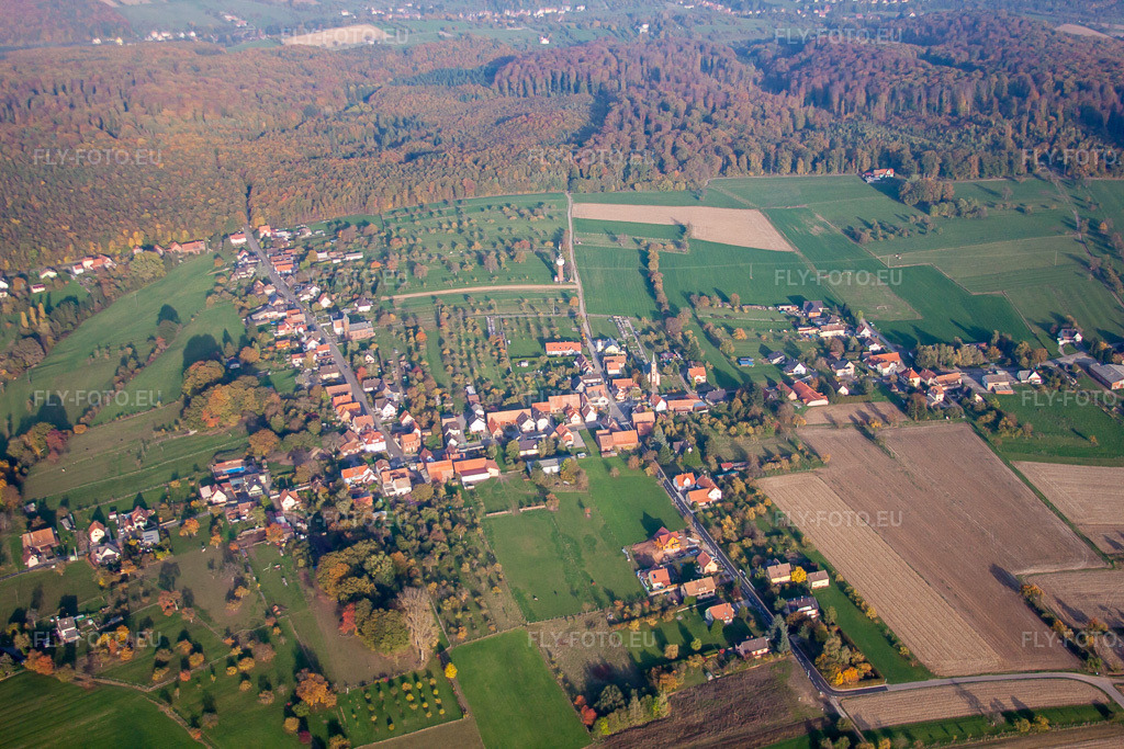 Vue aérienne: Vue de la ville à Nehwiller-près-Wœrth dans le département Bas Rhin, France. Photo: IMG_54130.jpg prise le 21/10/2012 par Werner Riehm/FLY-FOTO.eu – Résolution de l'original: 4752 x 3168 px