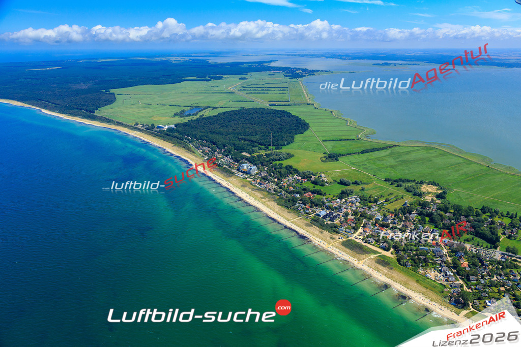 Die Luftaufnahme der Stadt Ahrenshoop wurde vom UL-Flugzeug heraus erstellt ( keine Drohne )- hohe Auflösung für beste Qualität