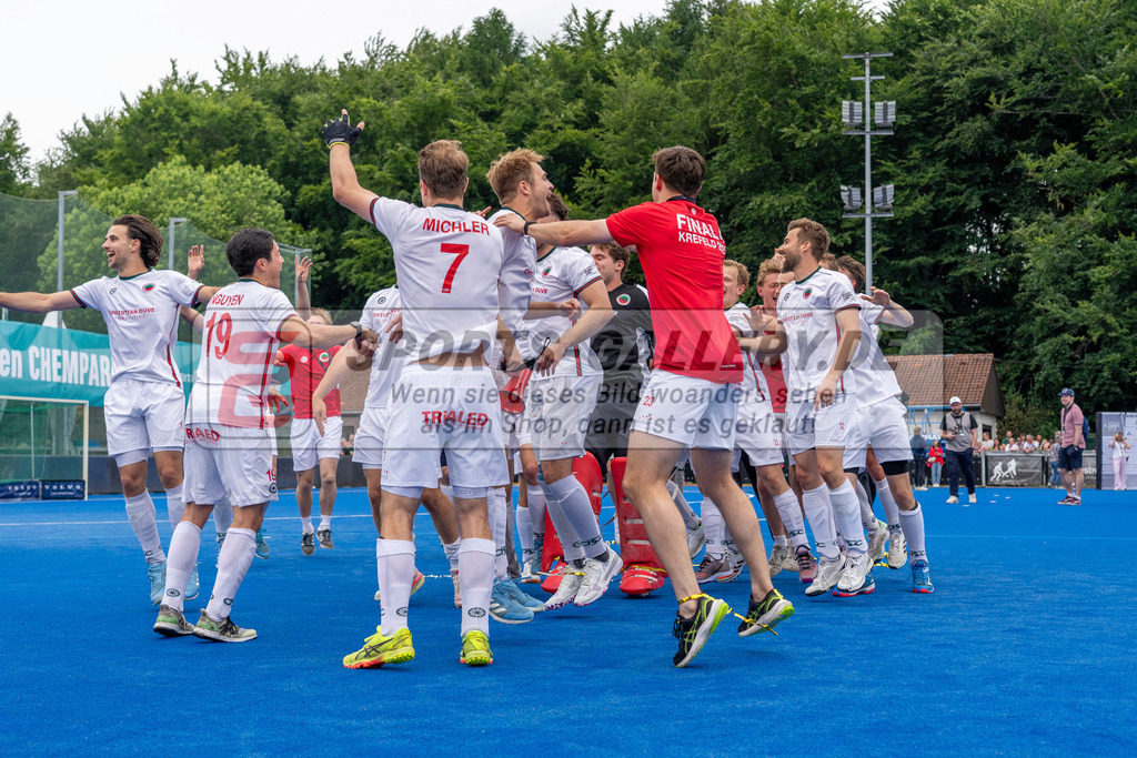 Final4_20250601-1520-HK108784 | Krefeld, Deutschland, 01.06.2025:  Feldhockey Final4 2025 – „Deutsche Feldhockey-Meisterschaften 2025“ Crefelder HTC - Rot-Weiss Köln (Finale Herren) im Gerd-Wellen-Hockeyanlage am 01.06.2025 in Krefeld, Deutschland. (Foto von Kramhöller/Fehrmann/Kaste)Krefeld, Germany, 01.06.2025: Feldhockey Final4 2025 – „Deutsche Feldhockey-Meisterschaften 2025“ Harvestehuder HTC - Düsseldorfer HC (Finale Damen) in Gerd-Wellen-Hockeyanlage at 01.06.2025 in Krefeld, Deutschland. (Foto from Kramhöller/Fehrmann/Kaste)