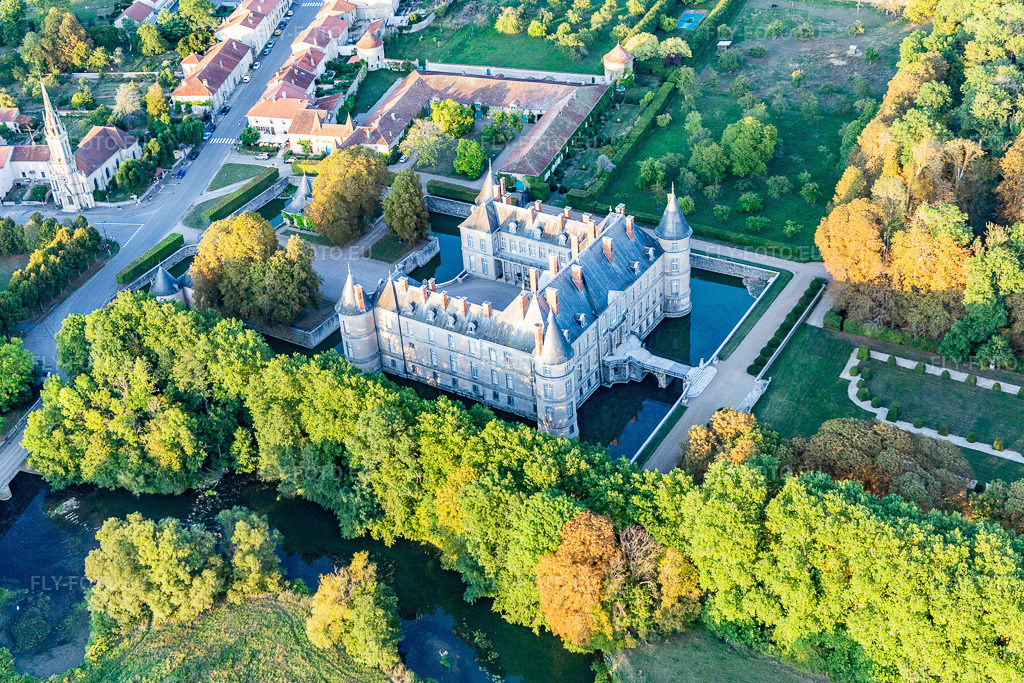 Vue aérienne: Château de Haroué à Haroué dans le département Meurthe et Moselle, France. Photo: IMG_117937.jpg prise le 14/09/2019 par Werner Riehm/FLY-FOTO.eu – Résolution de l'original: 5472 x 3648 px