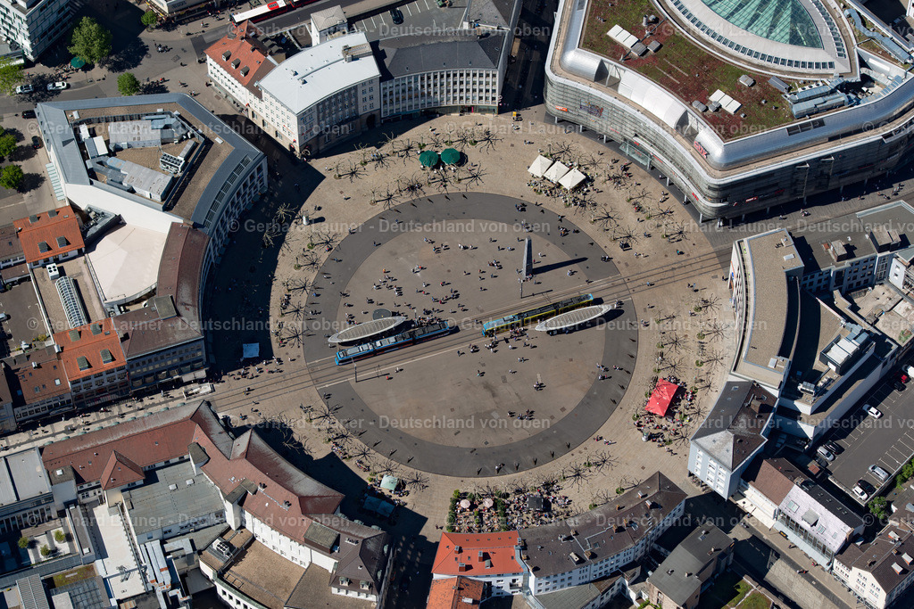 3800529 | Der Königsplatz ist ein runder Platz im Zentrum von Kassel. Er trennt die Obere von der Unteren Königsstraße und wird von der Straßenbahn zentral durchquert, die entlang dieser Straßen verkehrt. Insgesamt münden sechs Straßen auf den Königsplatz. Heute ist er Teil der Fußgängerzone in der Innenstadt