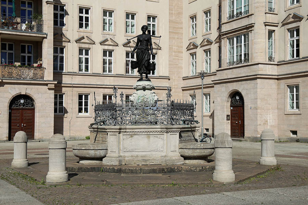 Foto: Leipzig - Mägdebrunnen | Das Team hinter BILDLEXIKON LEIPZIG bündelt historische wie aktuelle Informationen über die Stadt Leipzig in Text und Bild auf einer Plattform und stellt diese der interessierten Öffentlichkeit zur Verfügung.