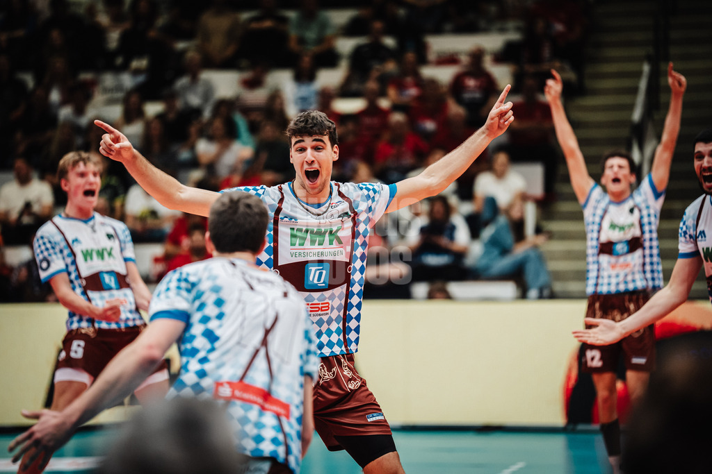 Volleyball | Herren | Saison 2025/2026 | Volleyball Ligacup | VfB Friedrichshafen vs. WWK Volleys Herrsching | 12.10.2024 | Herrsching jubelt, in der mitte Niklas Uhl (#13, WWK Volleys Herrsching)