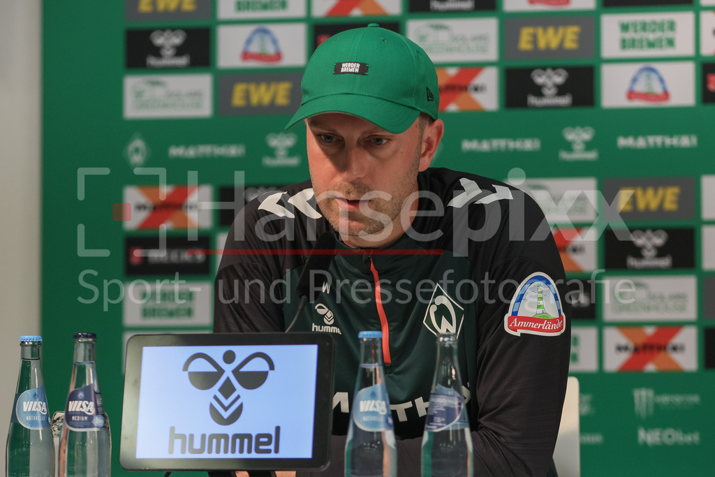 Fussball, Bundesliga, SV Werder Bremen - Borussia Dortmund | v.li.: Ole Werner (Trainer, Cheftrainer, SV Werder Bremen) während der Pressekonferenz , Portrait, Nahaufnahme, Einzelfoto, Einzelbild, DIE DFL-RICHTLINIEN UNTERSAGEN JEGLICHE NUTZUNG VON FOTOS ALS SEQUENZBILDER UND/ODER VIDEOÄHNLICHE FOTOSTRECKEN. DFL REGULATIONS PROHIBIT ANY USE OF PHOTOGRAPHS AS IMAGE SEQUENCES AND/OR QUASI-VIDEO.