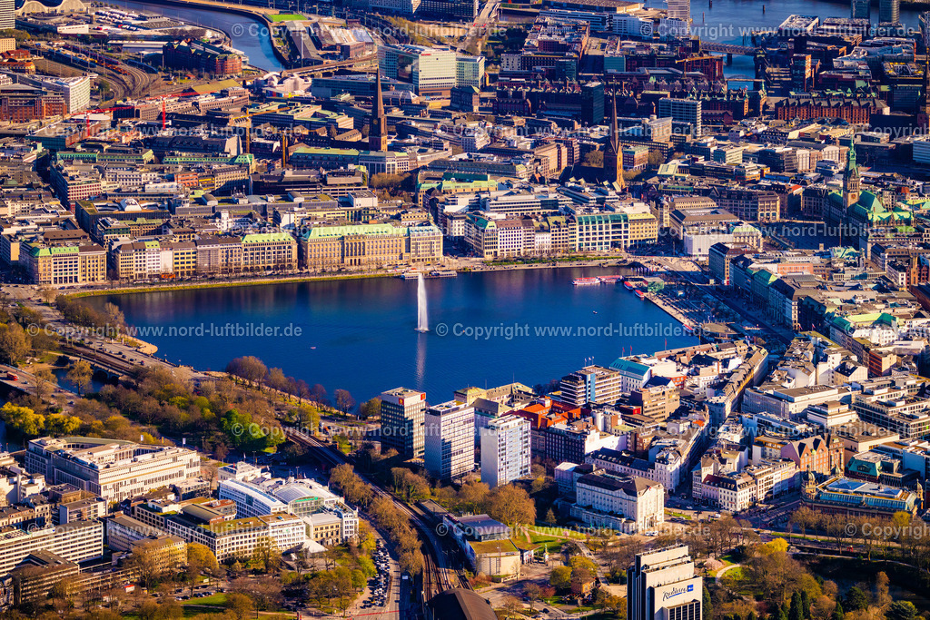 Hamburg_Binnenalster_ELS_4254060425 | HAMBURG 06.04.2025 Stadtansicht vom Innenstadtbereich Ballindamm an der Alster in Hamburg. // City view from the inner city Ballindamm an der Alster in Hamburg. Foto: Martin Elsen