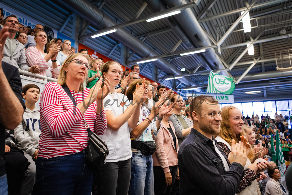 Volleyball, 1. Bundesliga Frauen, Hauptrunde, 1. Spieltag, Saison 2025/2026: USC Münster - SSC Palmberg Schwerin | 1. Bundesliga Frauen, Hauptrunde, 1. Spieltag, Saison 2025/2026, USC Münster empfängt SSC Palmberg Schwerin in der Sporthalle Berg Fidel in Münster. Foto: sportfotografie.ms | Markus Paletta - Realisiert mit Pictrs.com