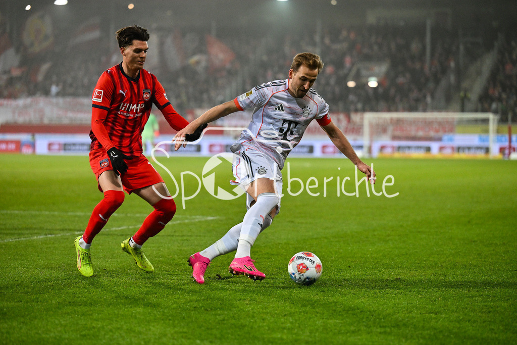1. FC Heidenheim - FC Bayern München | HEIDENHEIM, GERMANY - 21. DECEMBER: im Duell Mathias HONSAK (1. FC Heidenheim 17) und Harry KANE (FC Bayern Munich 9) während dem Bundesligamatch zwischen dem 1. FC Heidenheim und dem FC Bayern München am 15. Spieltag in der Voith-Arena / DFL REGULATIONS PROHIBIT ANY USE OF PHOTOGRAPHS AS IMAGE SEQUENCES AND/OR QUASI-VIDEO