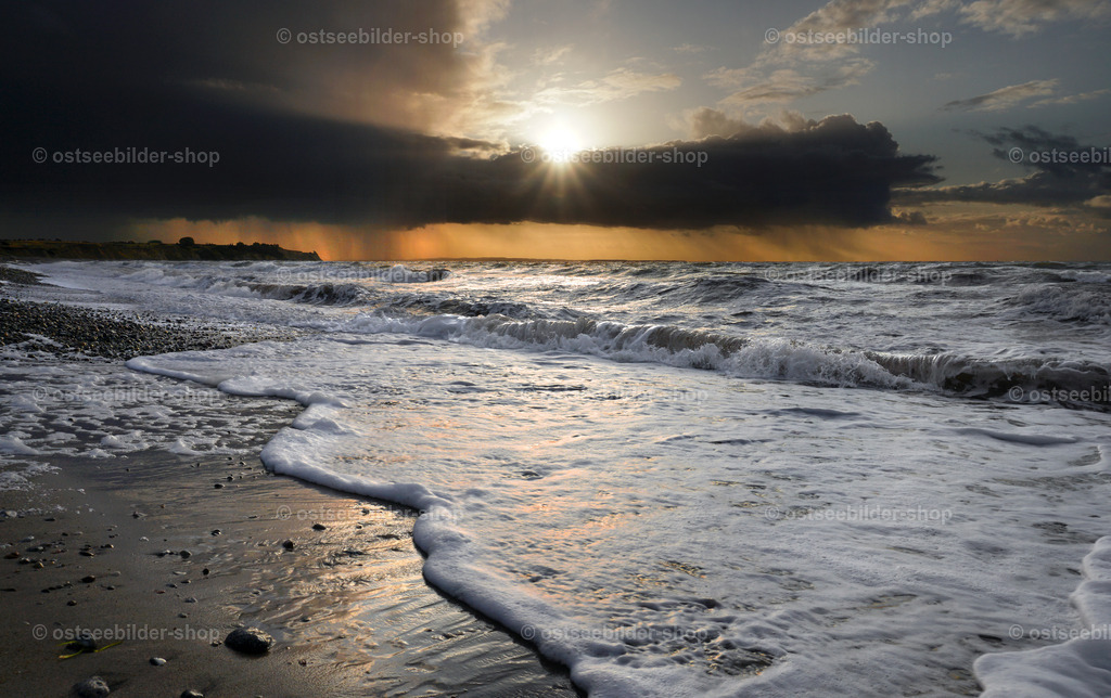 Die letzten Minuten der Abendsonne | Eine Regenfront zieht auf und schiebt sich vor die Abendsonne über der Ostsee.