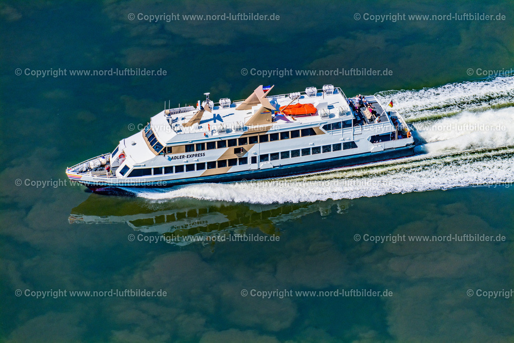 Adler_Express_Adler_Schiffe_ELS_8381130822 | NORDSTRAND 13.08.2022 Passagier- und Fahrgastschiff " Adler Express " in voller Fahrt nähe der Halbinsel Nordstrand im Wattenmeer im Bundesland Schleswig-Holstein, Deutschland. Weiterführende Informationen bei: Adler-Schiffe GmbH &amp; Co. KG. // Passenger ship "Adler Express" at full speed near the peninsula Nordstrand in the Wadden Sea in the state Schleswig-Holstein, Germany. Further information at: Adler-Schiffe GmbH &amp; Co. KG. Foto: Martin Elsen