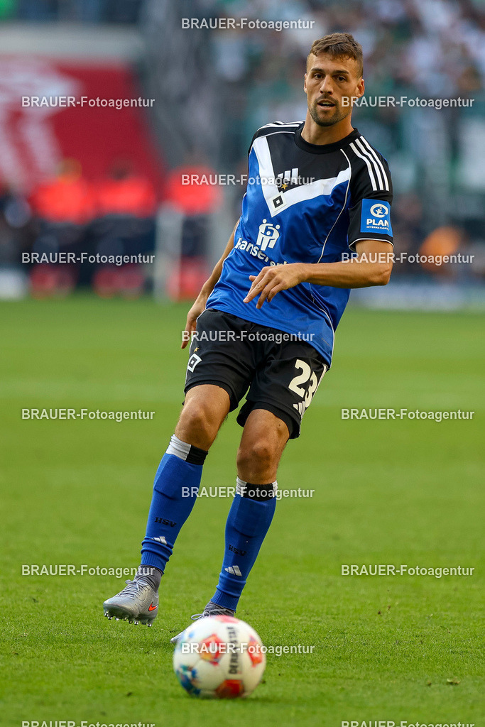 Borussia Mönchengladbach vs Hamburger SV - Bundesliga  | Mönchengladbach, Deutschland, 24.08.25:   Jonas Meffert (Hamburger SV) in Aktion am Ball, Einzelaktion waehrend des Spiels der Bundesliga zwischen Borussia Mönchengladbach vs Hamburger SV im Stadion im Borussia Park(Foto von Brauer-Fotoagentur / Adrian Schlueter)