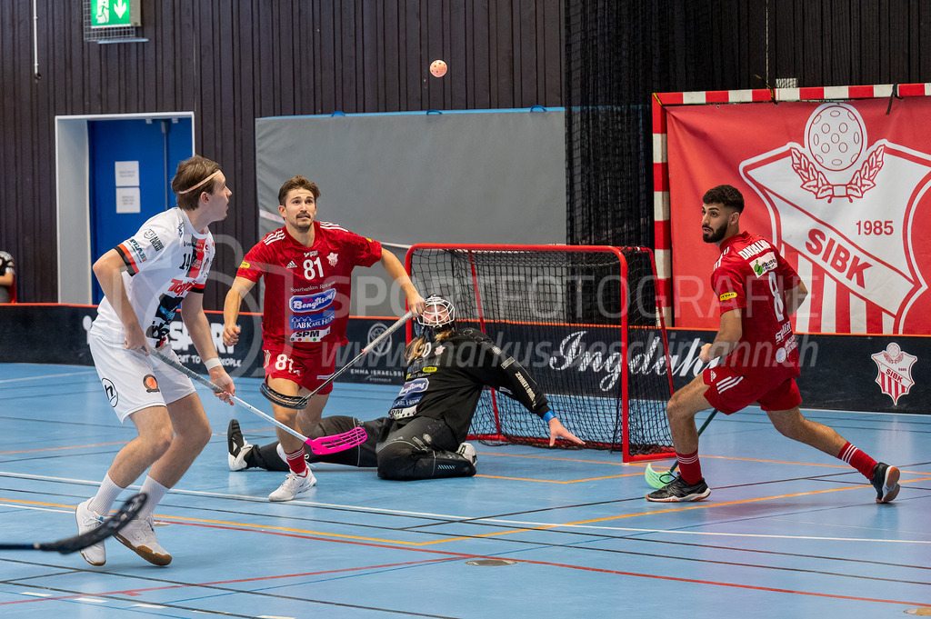 Strängnäs IBK vs Höllvikens IBF - 30. September 2023 | Strängnäs IBK vs Höllvikens IBF
Thomas Arena, Strängnäs
Isac Olsson Ferm (#14 Höllviken IBF), Tim Aeschmann (#81 Strängnäs IBK), Wiktor Åkerstedt (#70 Strängnäs IBK) und Ahmad Dakhallah (#8 Strängnäs IBK).
Bild: Sportfotografie Markus Aeschimann | www.markus-aeschimann.ch - Realisiert mit Pictrs.com