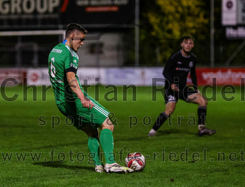 2023-11-03_092_FC_Schwaig_gegen_TuS_Holzkirchen | Oberding, Deutschland, 03.11.2023:
Fußball, Landesliga Südost 2023 / 2024, 19. Spieltag, FC Schwaig gegen TuS Holzkirchen, Endergebnis: 4:1

Alexander Zetterer (TuS Holzkirchen, #6)

Foto: Christian Riedel / fotografie-riedel.net