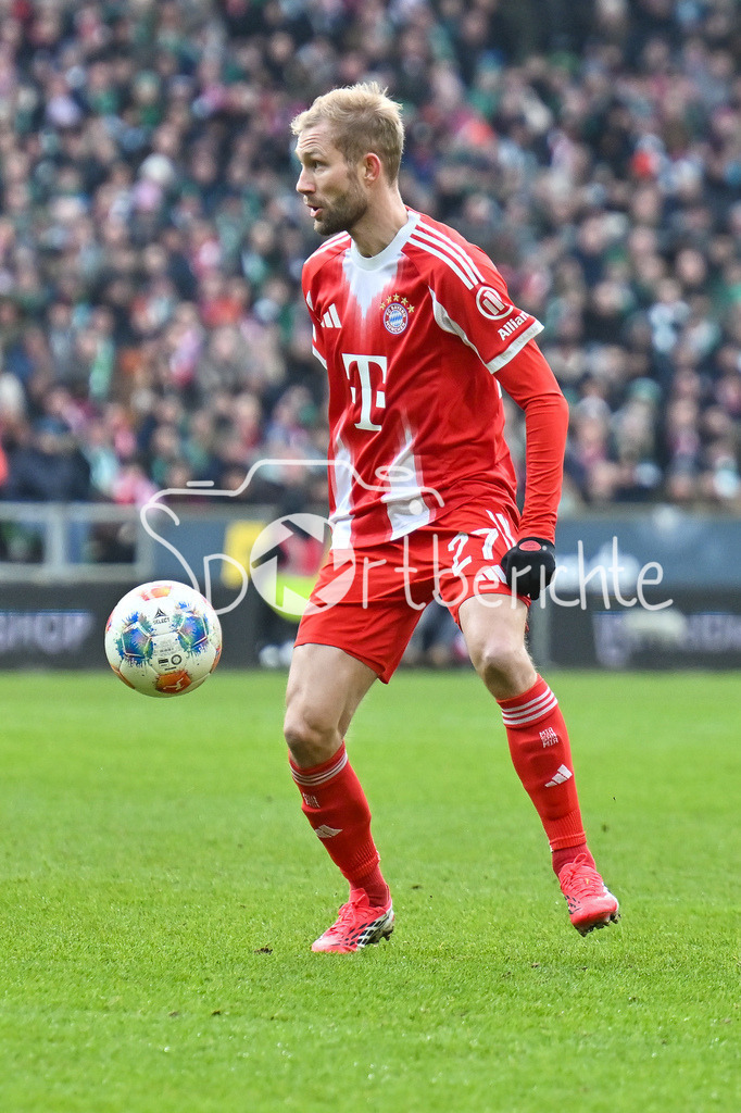 SV Werder Bremen - FC Bayern München | BREMEN, GERMANY - 14. FEBRUARY: am Ball Konrad LAIMER (FC Bayern Munich 27) / Einzelfoto / Freisteller während dem Bundesligamatch zwischen dem SV Werder Bremen und dem FC Bayern München am 22. Spieltag im Weserstadion / DFL REGULATIONS PROHIBIT ANY USE OF PHOTOGRAPHS AS IMAGE SEQUENCES AND/OR QUASI-VIDEO