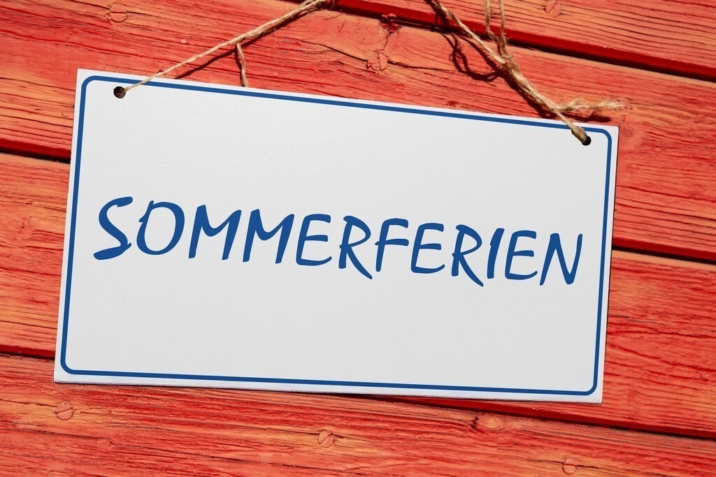 Symbolbild Sommerferien: Schild mit hinzugefügtem Text SOMMERFERIEN vor Holzhintergrund | Symbolbild Sommerferien: Schild mit hinzugefügtem Text SOMMERFERIEN vor Holzhintergrund - Realisiert mit Pictrs.com