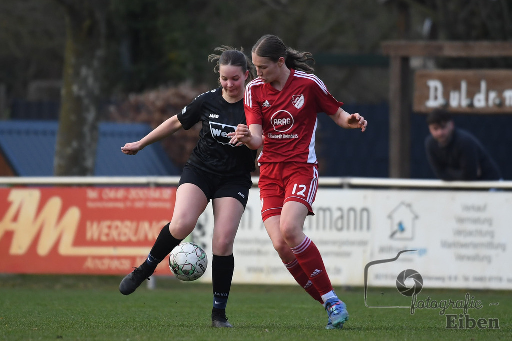 SG am Meer-SpVG Aurich U20 | Bezirksliga Frauen Nord; SG am Meer (schwarz)-SpVG Aurich U20 (rot) am 23.03.2025; in Gristede (Fehrenkampstr. 2a), Photo: Philip Eiben 2025 - Realisiert mit Pictrs.com